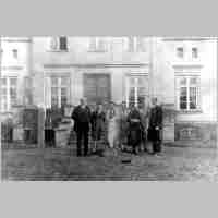 094-0205 Familie Broscheit vor dem Gutshaus Roschenen.jpg